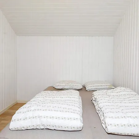 8 Person In Hojslev-by Traum