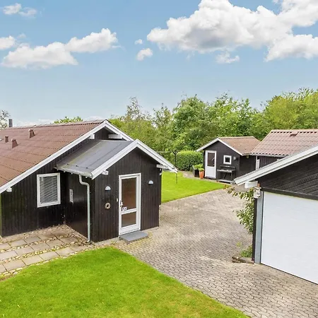 8 Person In Hojslev-by Traum