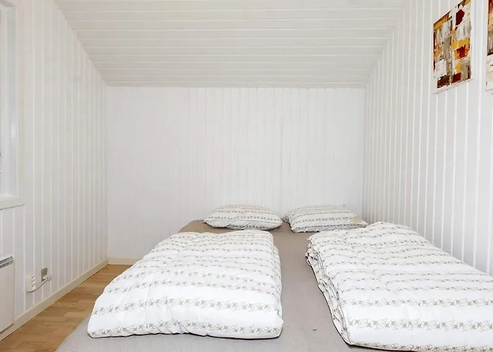 8 Person In Hojslev-by Traum